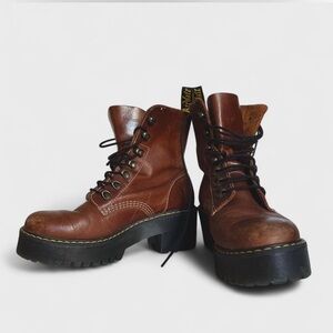 Dr. Martens Leona Boot